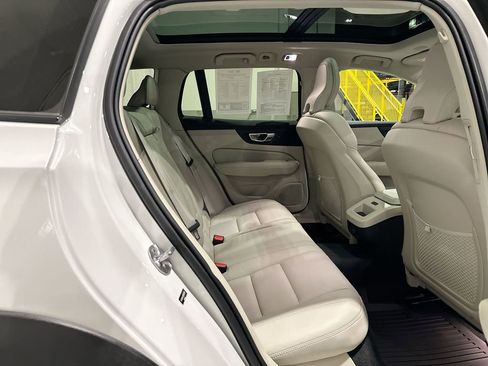 Used 2022 Volvo V60 T5 Cross Country image 7