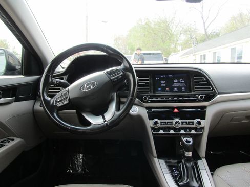 Used 2019 Hyundai Elantra Limited FWD image 13