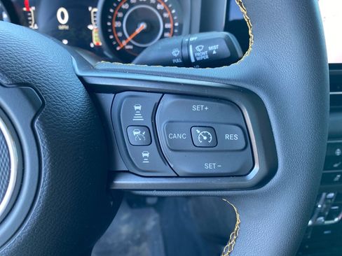 Used 2025 Jeep Gladiator Overland AWD/4WD image 19