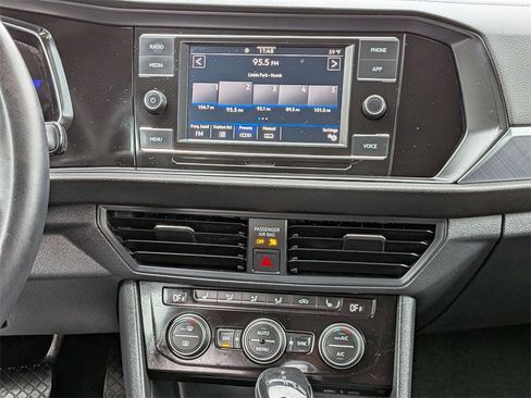 Used 2024 Volkswagen Jetta SE image 19