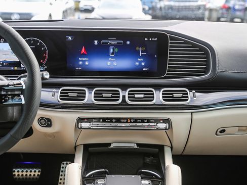 Used 2024 Mercedes-Benz GLS 580 4MATIC image 10