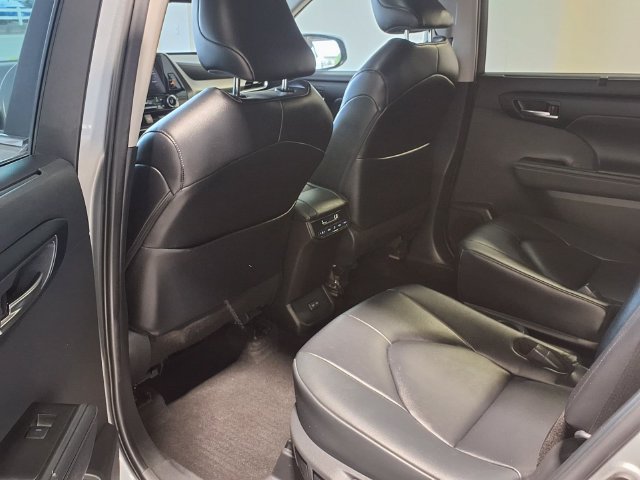 Used 2024 Toyota Highlander XLE FWD image 18
