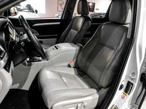 Used 2018 Toyota Highlander XLE w/ Protection Package #3 AWD/4WD image 29