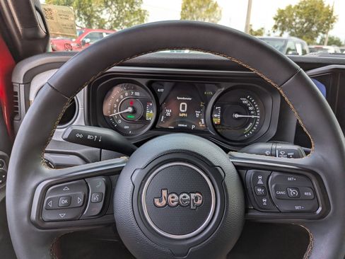 Used 2024 Jeep Wrangler Unlimited AWD/4WD image 25