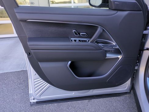 New 2025 Land Rover Range Rover SE image 9