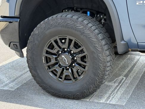 Used 2024 Chevrolet Silverado 2500 ZR2 w/ Technology Package AWD/4WD image 9