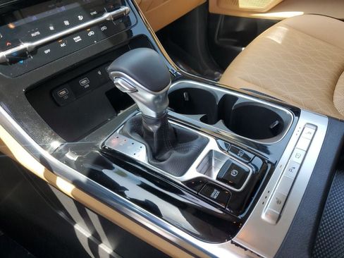 Used 2024 Kia Carnival EX FWD image 31