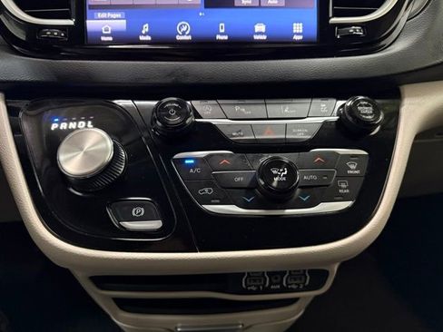 Certified 2023 Chrysler Pacifica Touring-L FWD image 20
