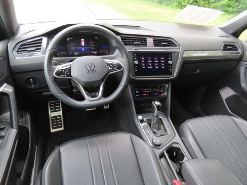 Used 2024 Volkswagen Tiguan SE R-Line AWD/4WD image 4