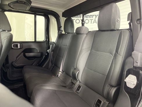 Used 2021 Jeep Gladiator Sport image 15