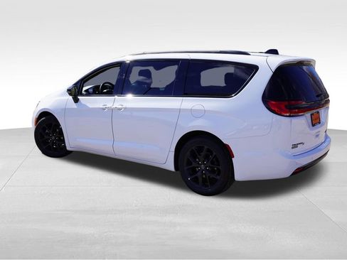 Used 2025 Chrysler Pacifica Limited image 8