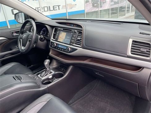 Used 2018 Toyota Highlander XLE image 28