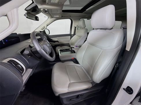 Used 2025 Ford Expedition Active AWD/4WD image 11