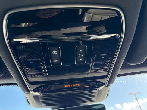 Used 2025 Land Rover Range Rover Sport SE image 30