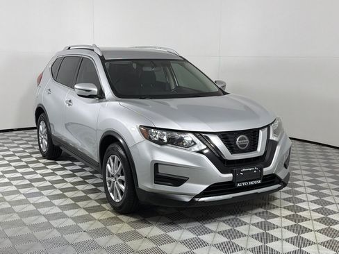 Used 2018 Nissan Rogue SV FWD image 3