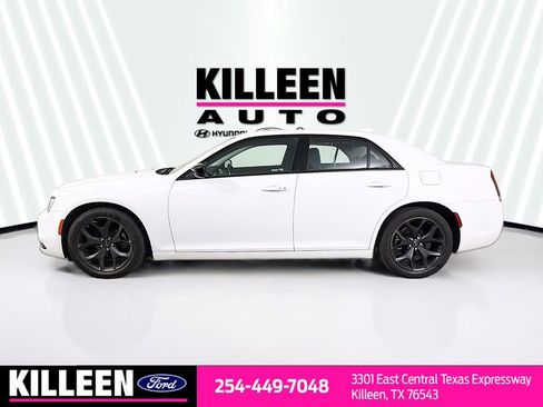 Used 2022 Chrysler 300 Touring w/ Sport Appearance Package RWD image 4