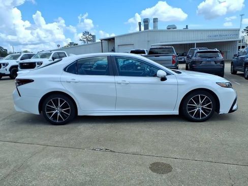 Used 2023 Toyota Camry SE FWD image 4