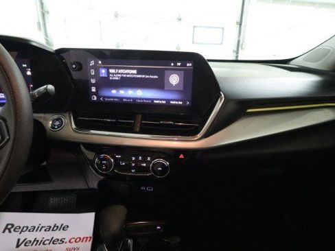Used 2025 Chevrolet Trax LT FWD image 13
