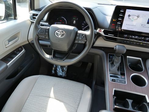 Certified 2023 Toyota Sienna LE FWD image 13