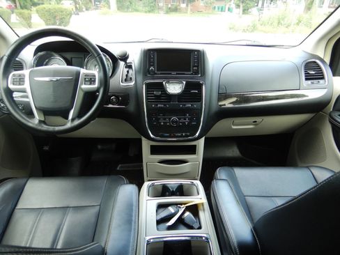 Used 2016 Chrysler Town & Country Touring w/ Driver Convenience Group FWD image 17