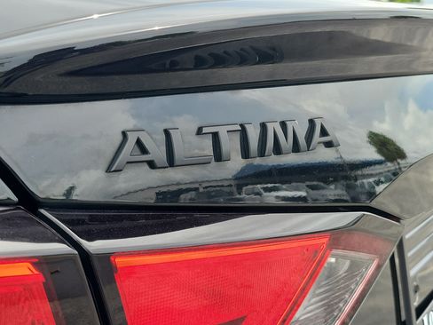 Used 2022 Nissan Altima 2.5 SR w/ Midnight Edition Package FWD image 11