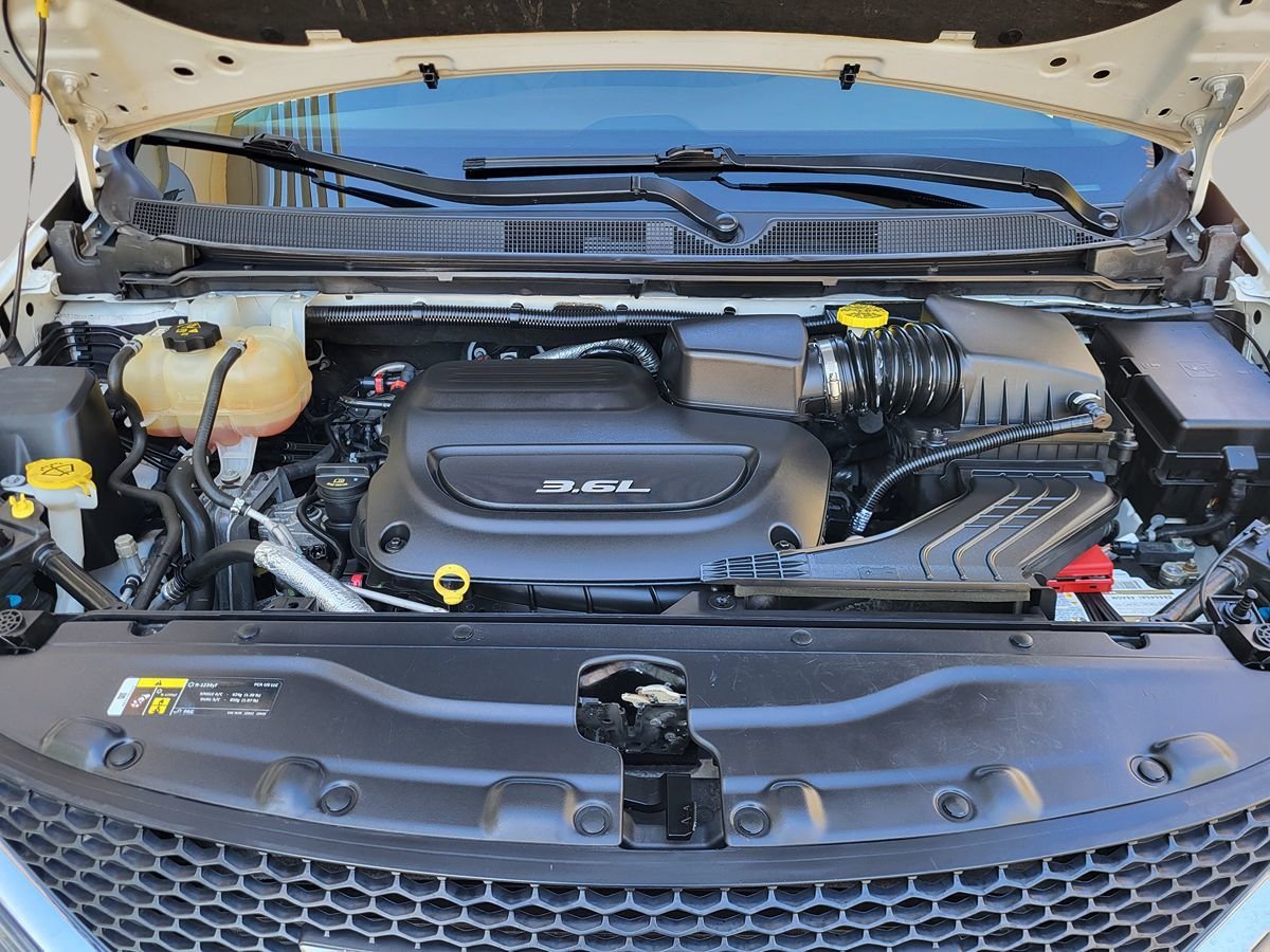 Used 2019 Chrysler Pacifica Limited w/ Advanced Safetytec Group FWD image 12