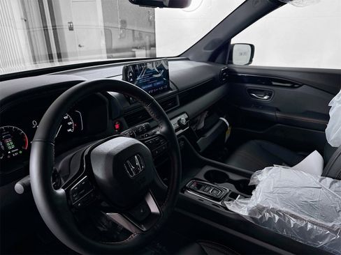 Used 2025 Honda Pilot TrailSport image 4