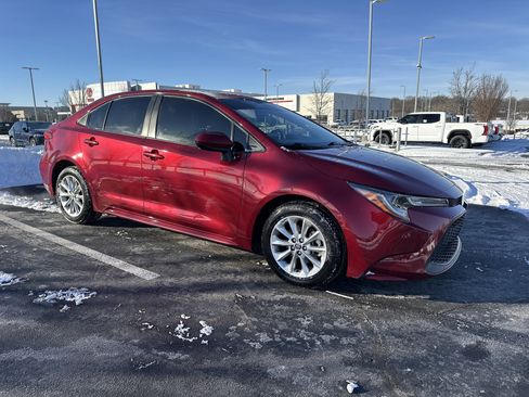 Used 2022 Toyota Corolla LE w/ LE Premium Package image 2
