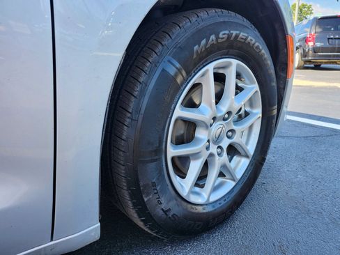 Used 2024 Chrysler Pacifica Touring-L FWD image 39
