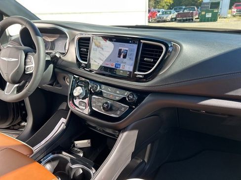 Used 2026 Chrysler Pacifica Pinnacle image 42