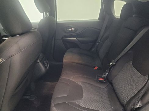 Used 2019 Jeep Cherokee Latitude w/ Popular Appearance Group FWD image 18