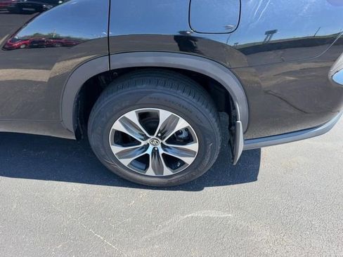 Used 2021 Toyota Highlander XLE AWD/4WD image 9