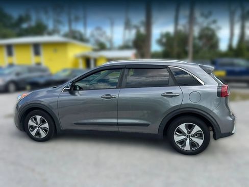 Used 2017 Kia Niro EX FWD image 1