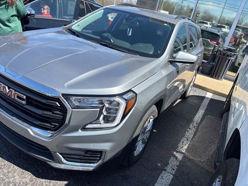 Used 2023 GMC Terrain SLE w/ Driver Convenience Package image 2