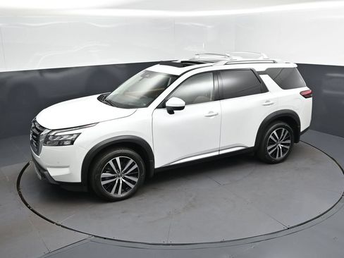 Used 2025 Nissan Pathfinder Platinum w/ Cargo Package FWD image 32