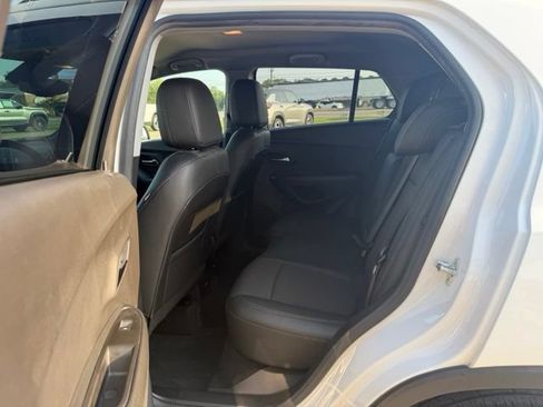 Used 2022 Chevrolet Trax LT w/ LT Convenience Package FWD image 9