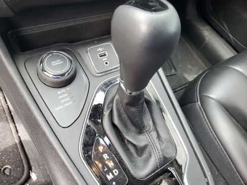 Used 2021 Jeep Cherokee Latitude Plus AWD/4WD image 16