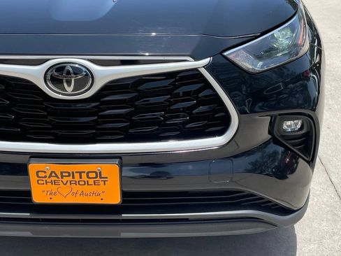 Used 2025 Toyota Highlander LE FWD image 8