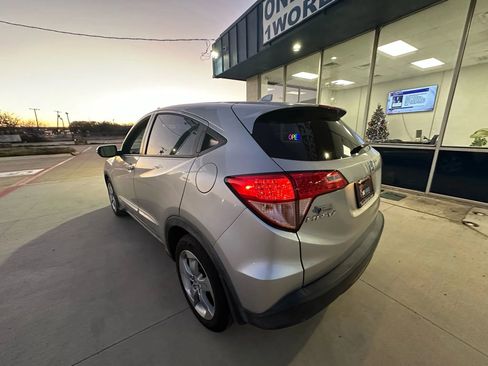Used 2016 Honda HR-V EX image 3