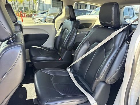 Used 2023 Chrysler Pacifica Touring-L FWD image 22