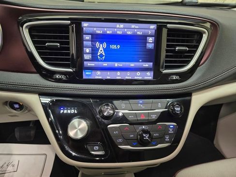 Used 2020 Chrysler Pacifica Limited image 19