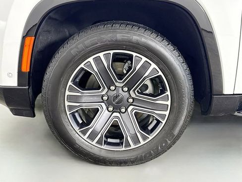Used 2025 Jeep Wagoneer 4WD image 39