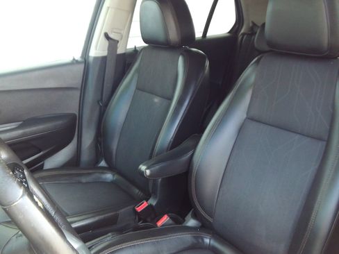 Used 2017 Chevrolet Trax LT w/ Sun & Sound Package FWD image 19
