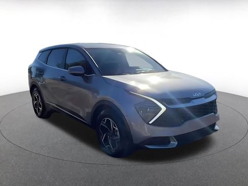 Used 2025 Kia Sportage LX image 3