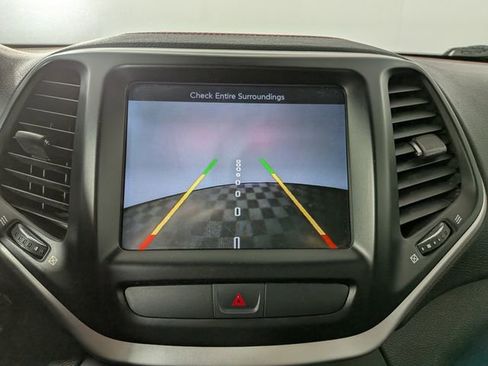 Used 2017 Jeep Cherokee Trailhawk w/ Cold Weather Group image 7