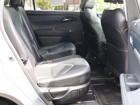 Used 2022 Toyota Highlander XLE AWD/4WD image 18