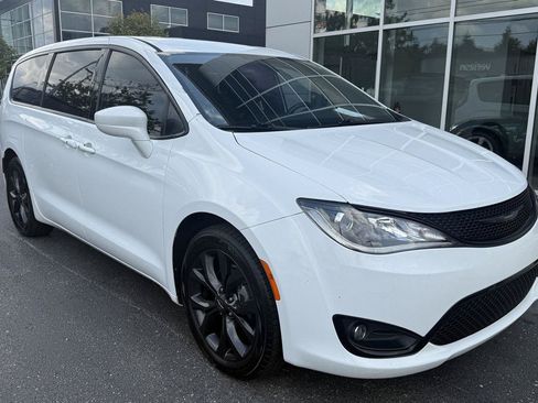 Used 2018 Chrysler Pacifica Touring Plus w/ S Appearance Package FWD image 11