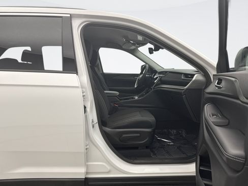 Used 2023 Jeep Grand Cherokee Laredo w/ Luxury Tech Group I AWD/4WD image 17