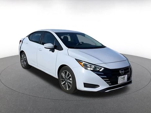 Used 2025 Nissan Versa SV image 3