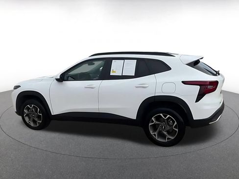 Used 2025 Chevrolet Trax LT FWD image 7